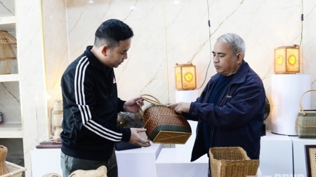 Вьетнамский мастер, живущий с бамбуком и ротангом