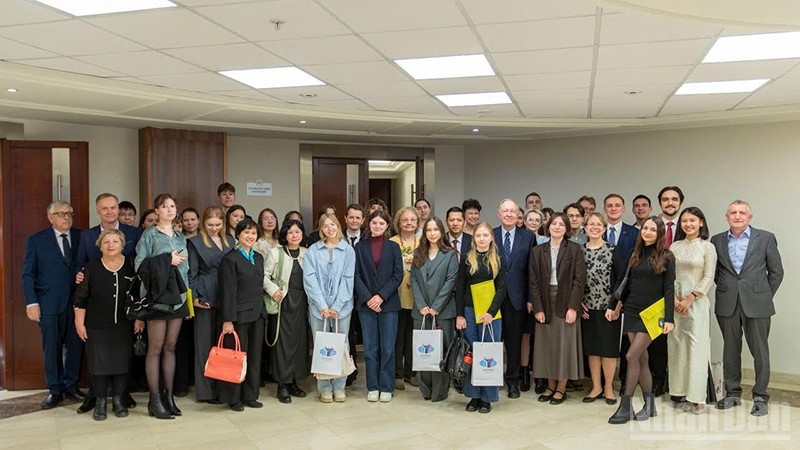 Организационный комитет, жюри и участники делают памятное фото.