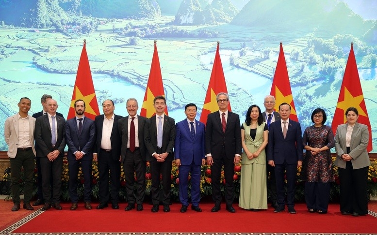 Вице-премьер Чан Хонг Ха с членами инспекционной делегации Европейской комиссии (ЕК). (Фото: VGP/Минь Кхой)