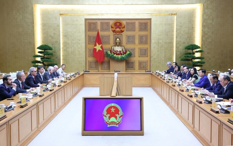 Вице-премьер Чан Хонг Ха работает с инспекционной делегацией ЕК, прибывшей для оценки результатов борьбы с ННН-промыслом во Вьетнаме. (Фото: VGP/Минь Кхой)