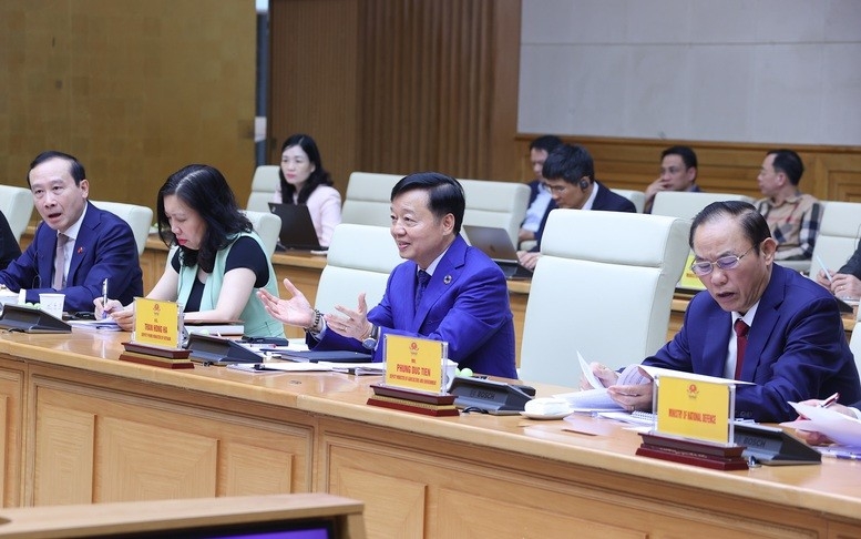 Вице-премьер подчеркнул, что Вьетнам обязуется в кратчайшие сроки пересмотреть и внести изменения в соответствующие нормативные акты, возможно, применив механизм одного документа, вносящего изменения в несколько документов, чтобы своевременно устранить недостатки. (Фото: VGP/Минь Кхой)