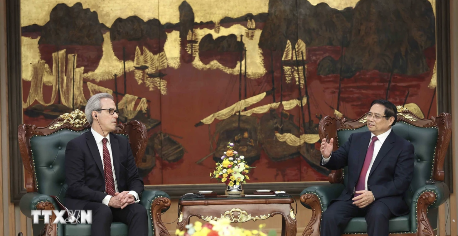 Премьер-министр Фам Минь Тинь принимает руководителя Департамента международного управления океаном и устойчивого рыболовства Фернандо Андресена Гимарайнша. (Фото: Ан Данг / ВИА)