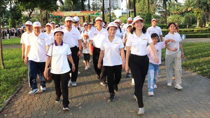 Жители, должностные лица и госслужащие квартала Дык Нюань, Хошимин, совершают пешую прогулку в поддержку местных социальных проектов. Фото: ТХАЙ ФЫОНГ