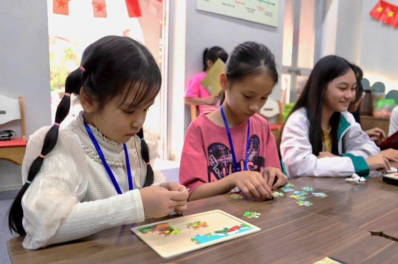 Библиотека «Счастье» насчитывает более 6500 книг и материалов и стала любимым местом для школьников. Библиотека «Счастье» насчитывает более 6500 книг и материалов и стала любимым местом для школьников.