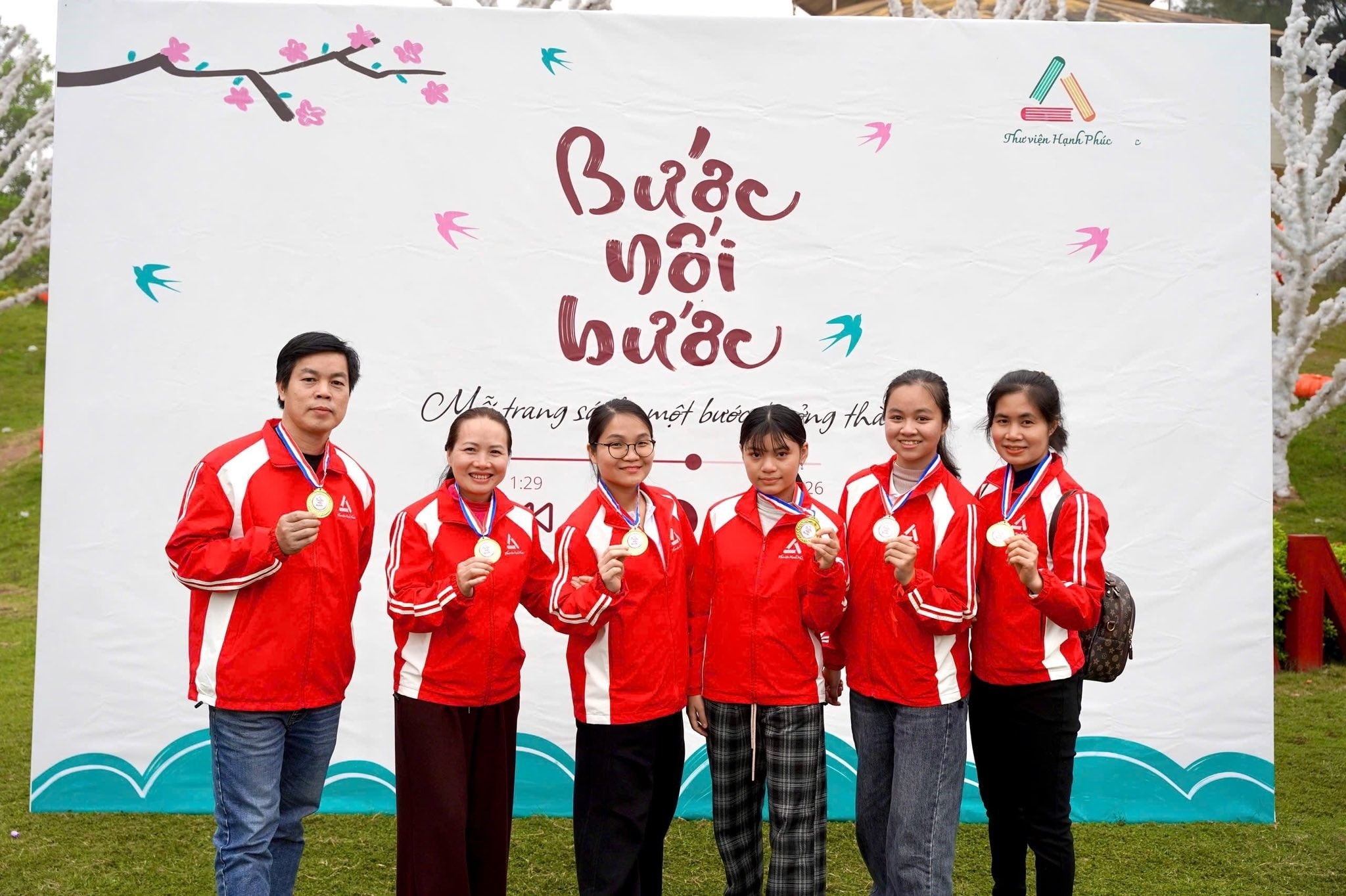 Участники библиотеки стремятся создать общественное пространство, где можно читать, играть и общаться. Участники библиотеки стремятся создать общественное пространство, где можно читать, играть и общаться.