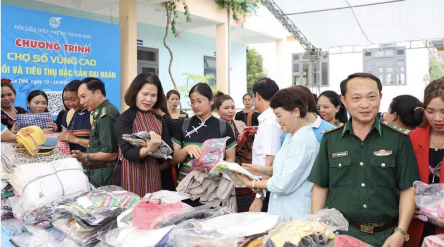 Оживлённая выставка и налаживание связей по сбыту продукции высокогорных районов.