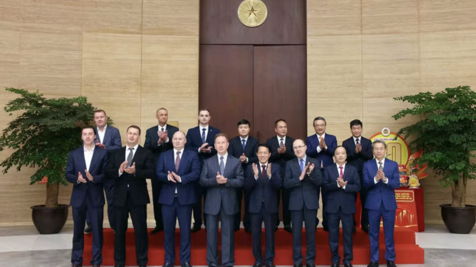 Генерал армии Лыонг Там Куанг, министр общественной безопасности Вьетнама, и генерал армии Виктор Золотов, директор Федеральной службы войск национальной гвардии России, с делегатами. (Фото: ВИА)