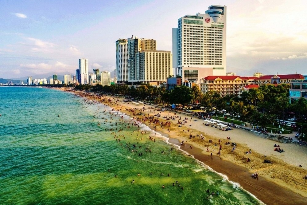 Туристы отдыхают на пляже Нячанга.