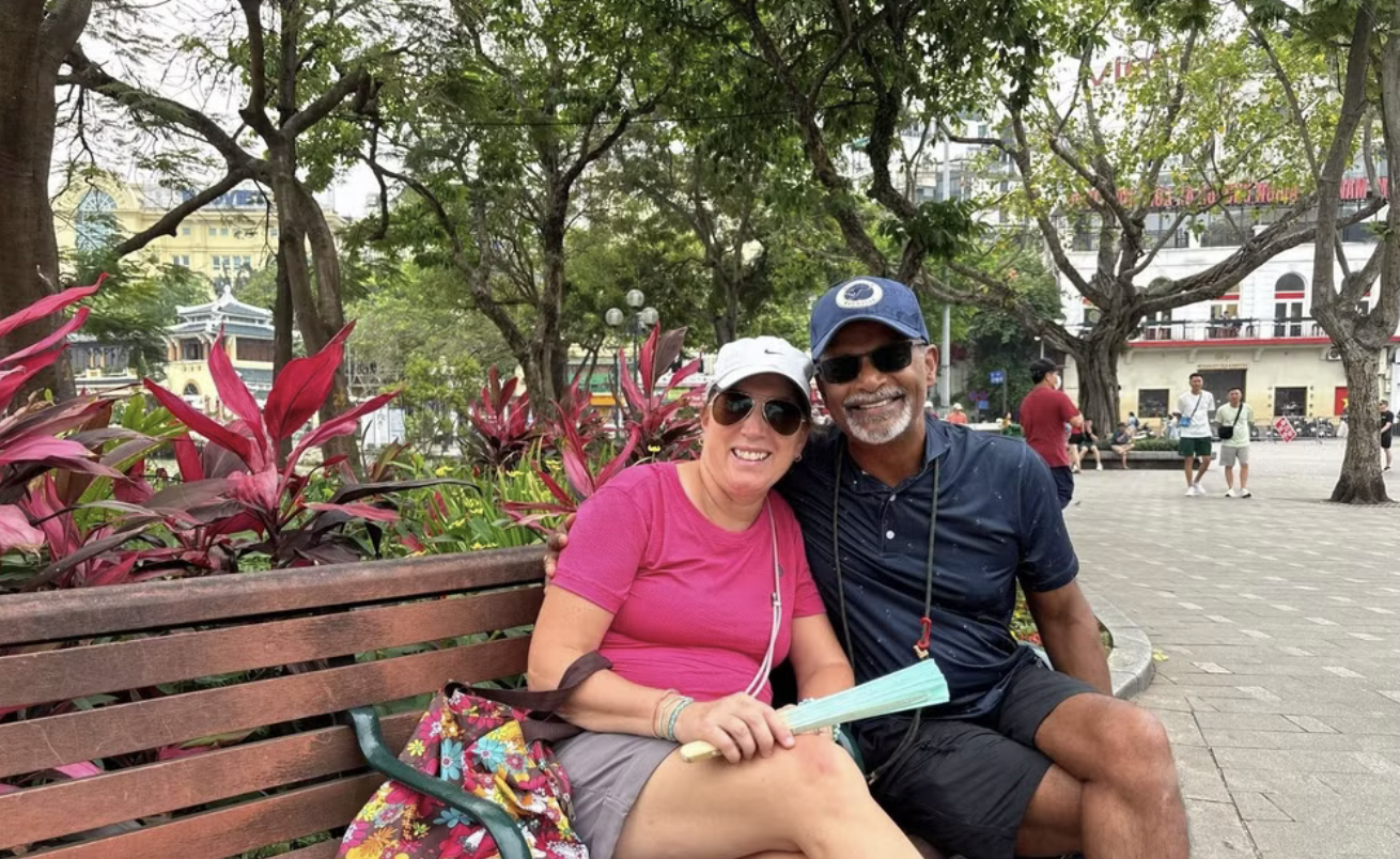 Канадские туристы Донна и Лу прогуливаются по пешеходной улице у озера Хоанкием в Ханое. (Источник: Mai Huyền/Vietnam+)