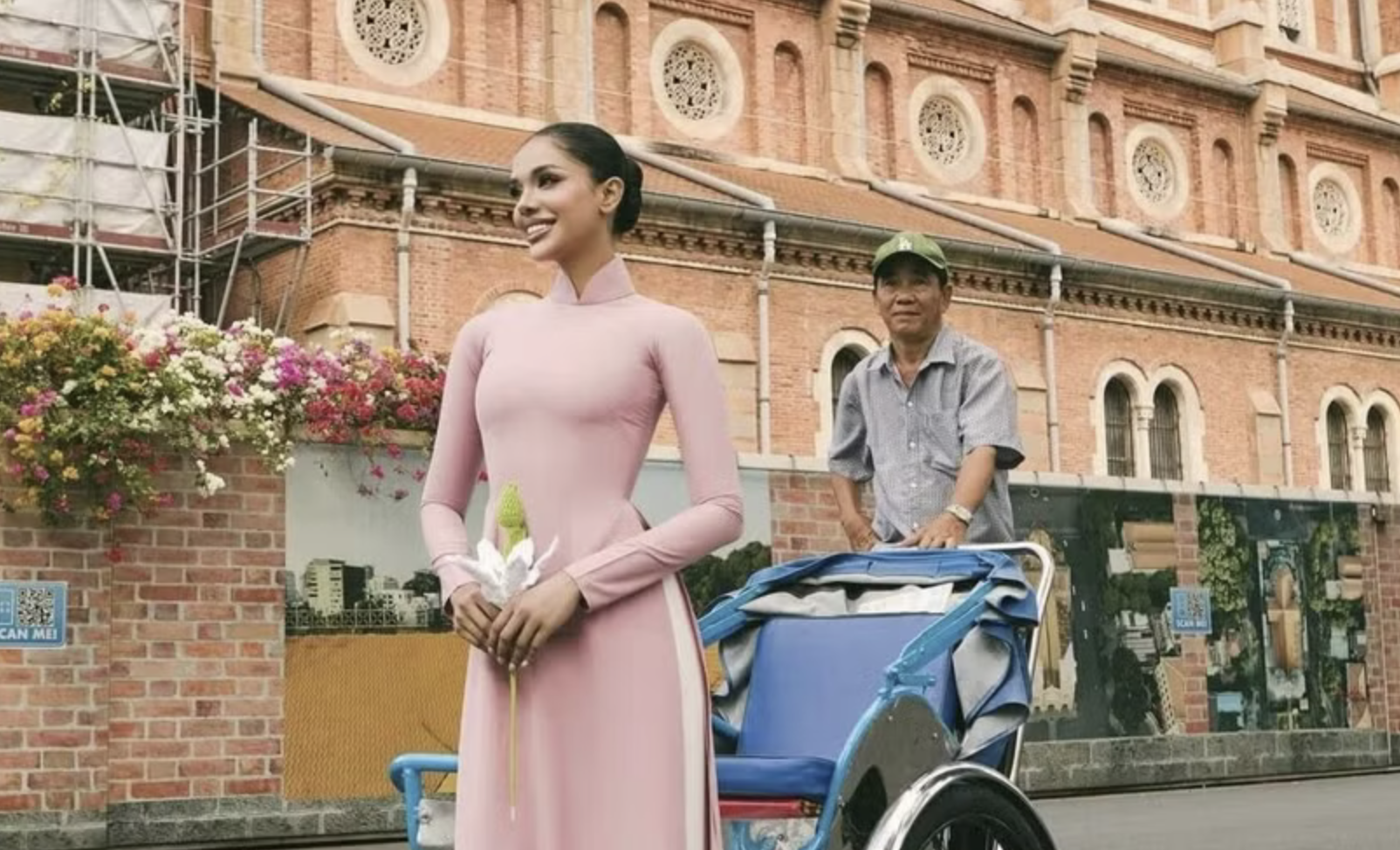 Мисс Мира Малайзии Таанусия Четти в традиционном платье аозай исследует достопримечательности Хошимина. (Источник: Miss World)