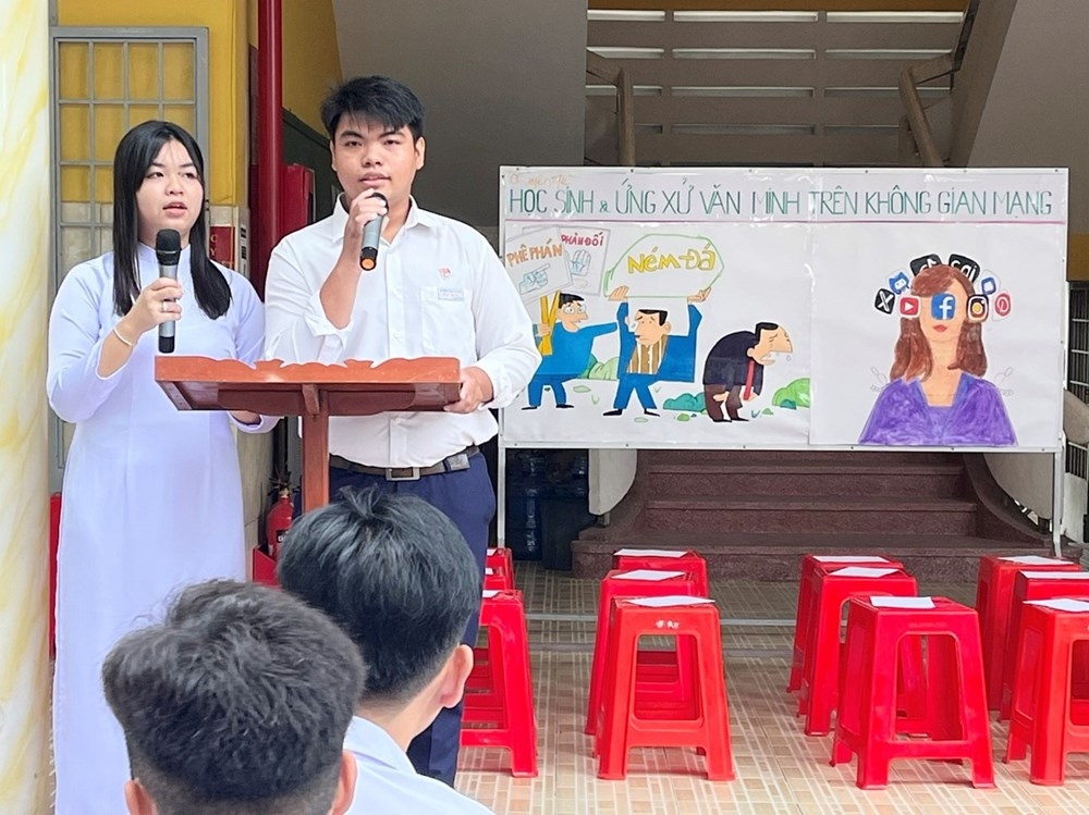 Всё больше школ проводят тематические занятия по культуре поведения в интернете для учащихся. На фото: ученики 12 класса частной старшей школы Апбак (Донгтхап) участвуют в занятии «Школьники и культура поведения в интернете».