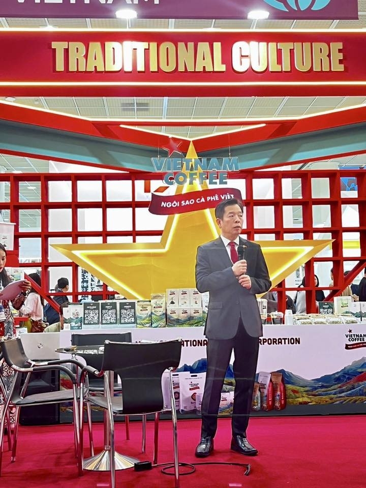 Посол Вьетнама выступает на церемонии открытия национального павильона.