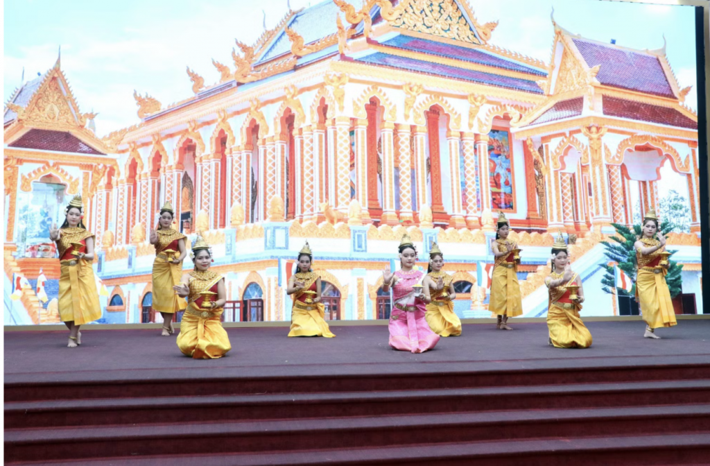 Художественные выступления, отражающие культурную самобытность кхмерского народа, на праздничной встрече в городе Кантхо. (Источник: Trung Kiên/TTXVN)