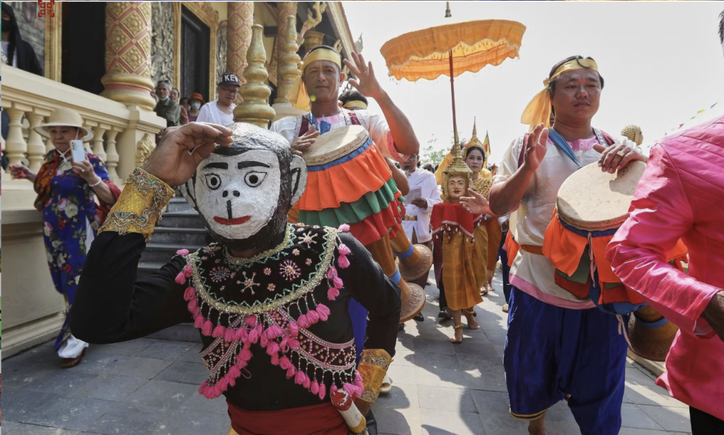 Обряд омовения статуи Будды ароматной водой как символ очищения от неудач прошлого года и пожелания благополучия в новом году. (Источник: Tuấn Đức/TTXVN)