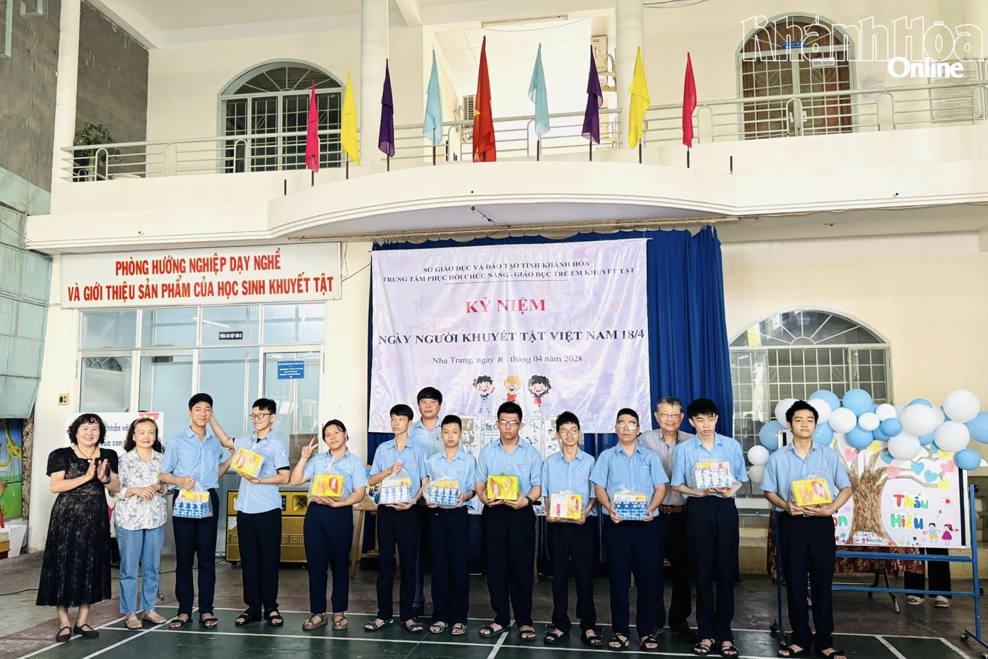 Учащиеся получают подарки в рамках мероприятия.