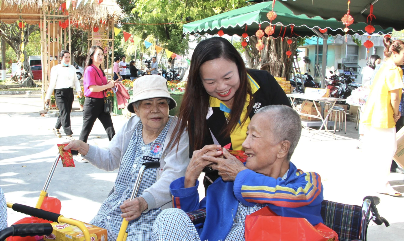Представители организаций и благотворители посещают и вручают подарки людям с инвалидностью в Центре социальной защиты и социальной работы провинции.
