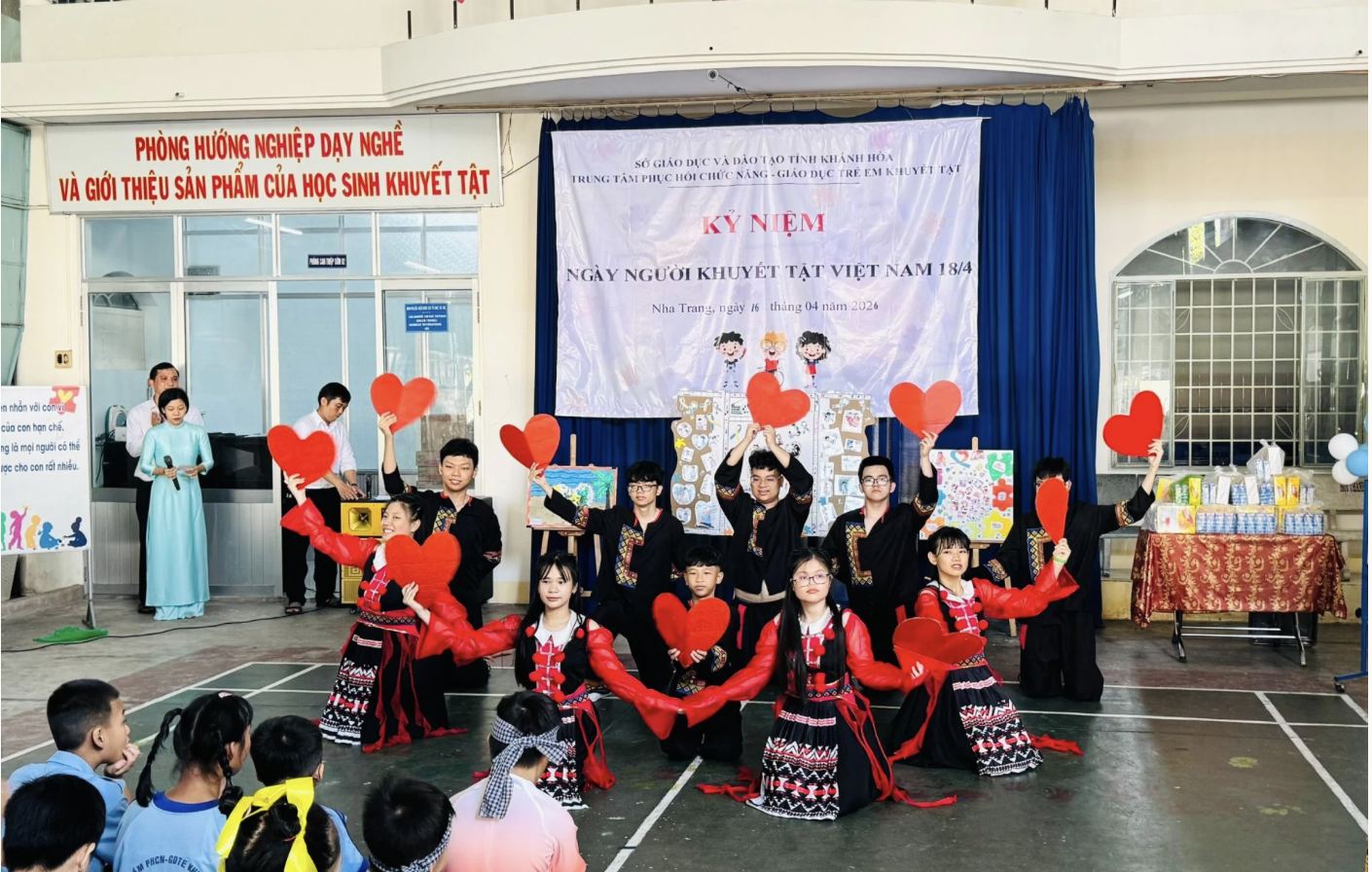 Люди с нарушением зрения в районе Нячанга изготавливают метлы из травы для получения дополнительного дохода.