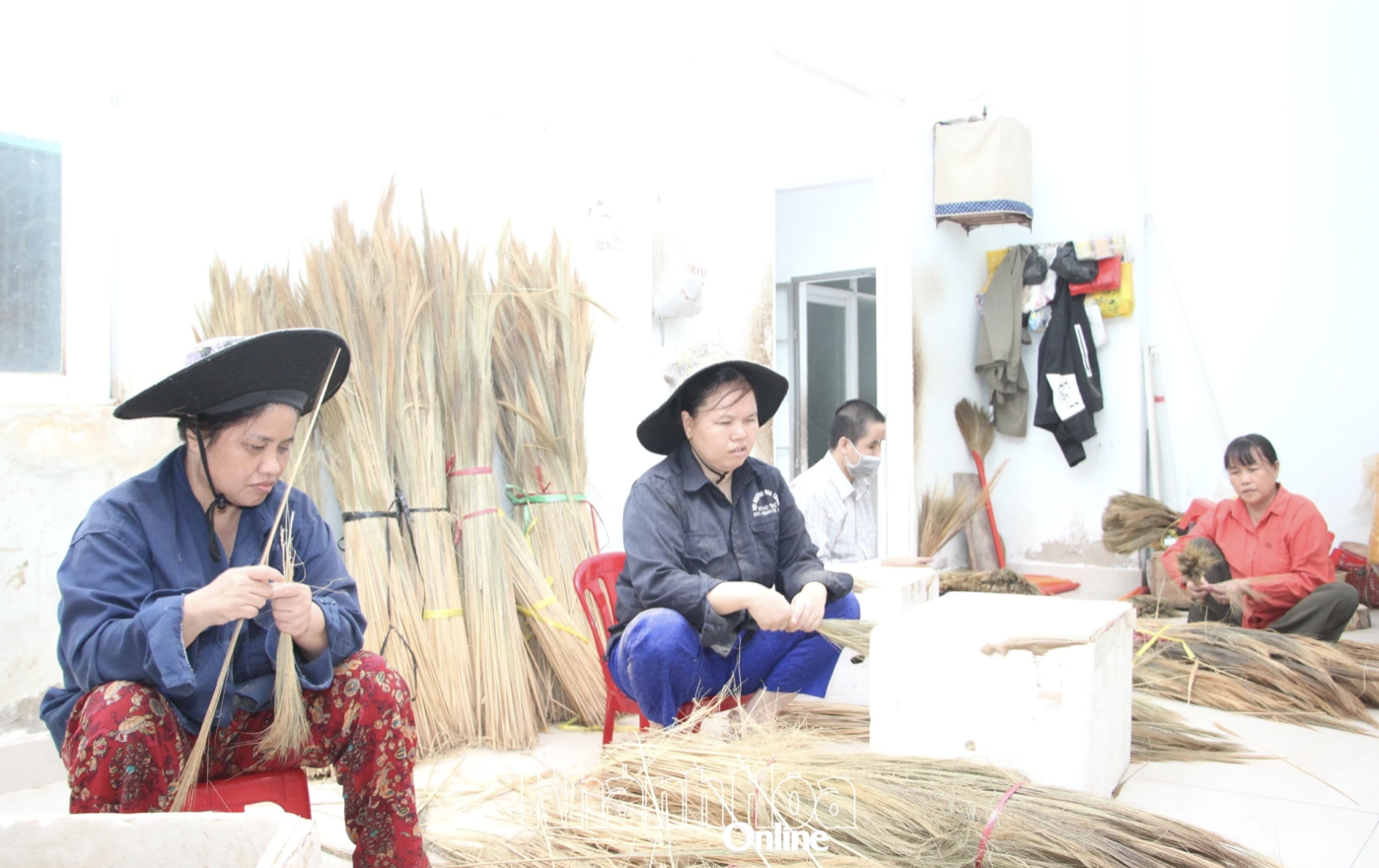 Люди с нарушением зрения в районе Нячанга изготавливают метлы из травы для получения дополнительного дохода.