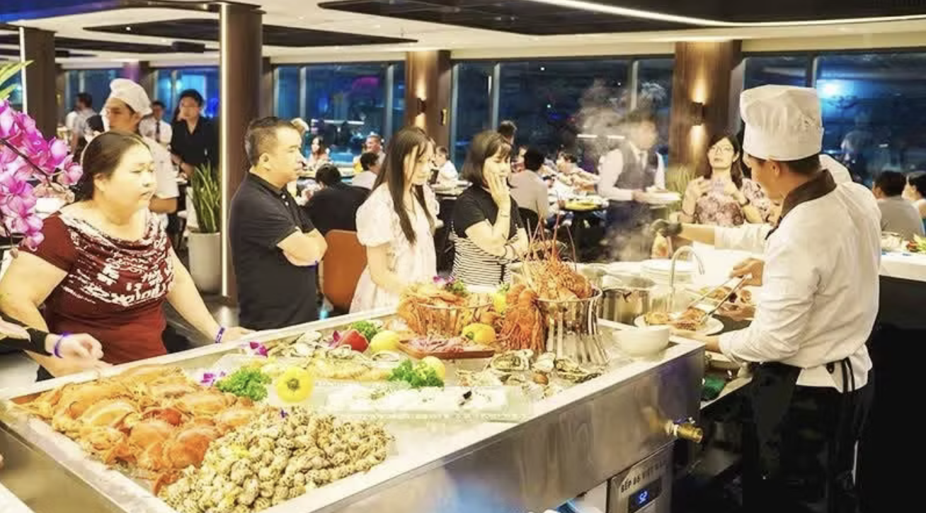 Туристы знакомятся с гастрономическим туризмом в городе Хошимин. (Источник: TUYẾT HOÀNG)