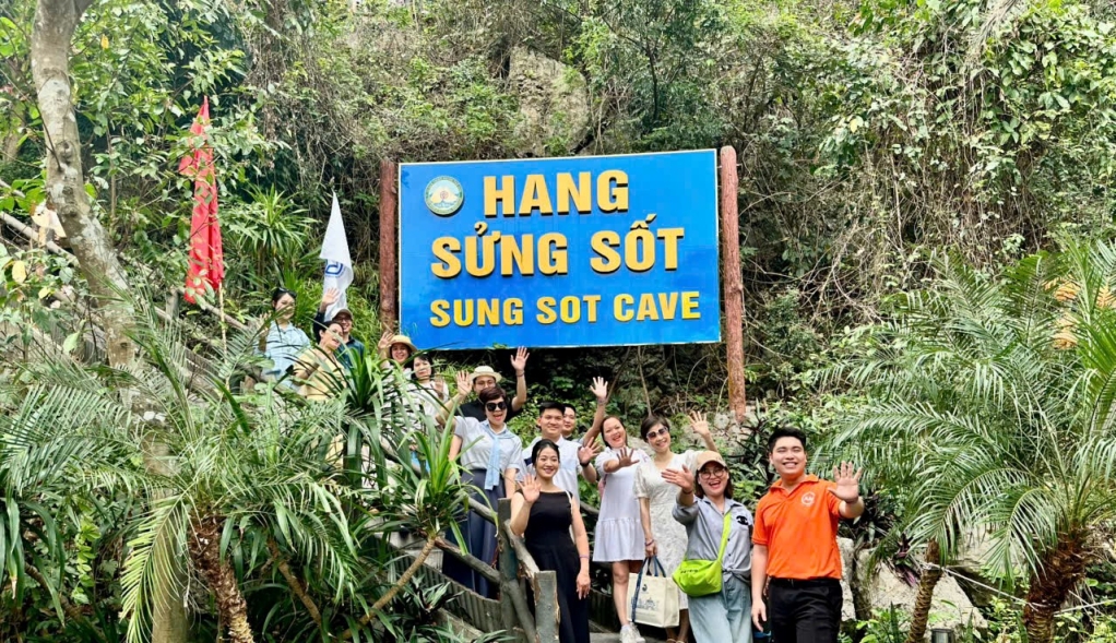 Группа сделала сувенирные фотографии в пещере Суонг Сот.