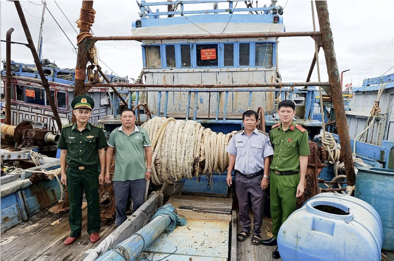 Hoa Minh Border Post и представители сил поставили знак «Форыболовные лодки не могут работать» для рыбацких лодок. (Фото: газета Lam Dong)