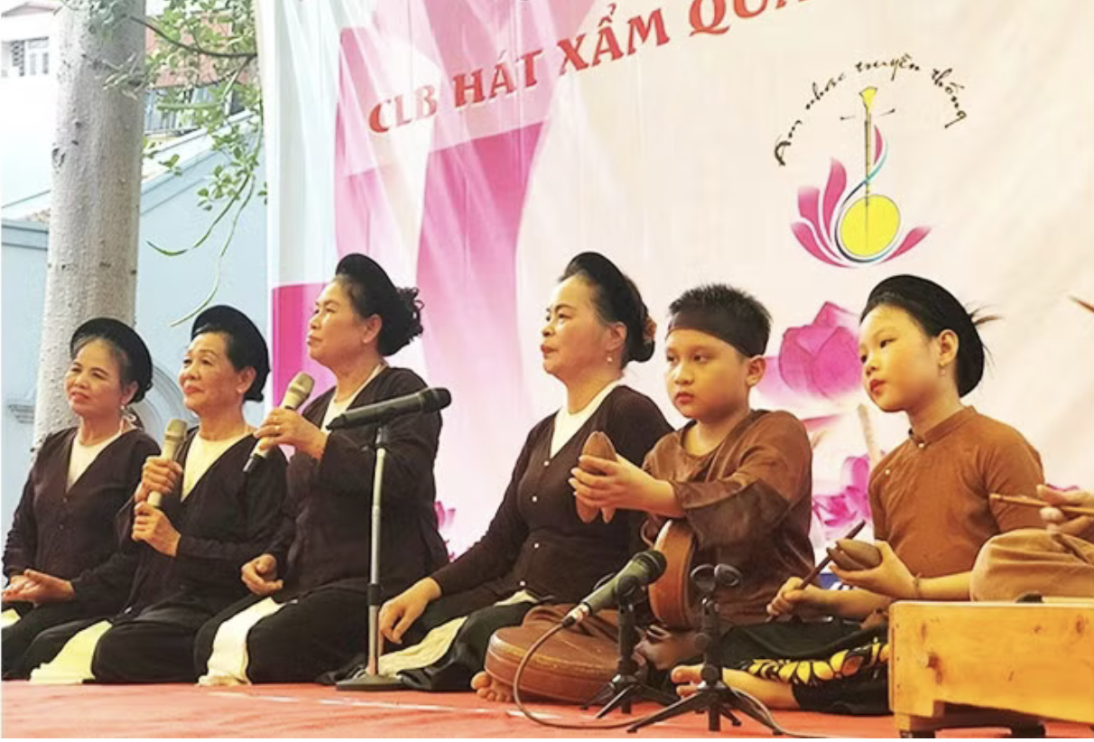 Следует улучшить систему поддержки и вознаграждения специалистов, сохраняющих и развивающих традиционные виды искусства.