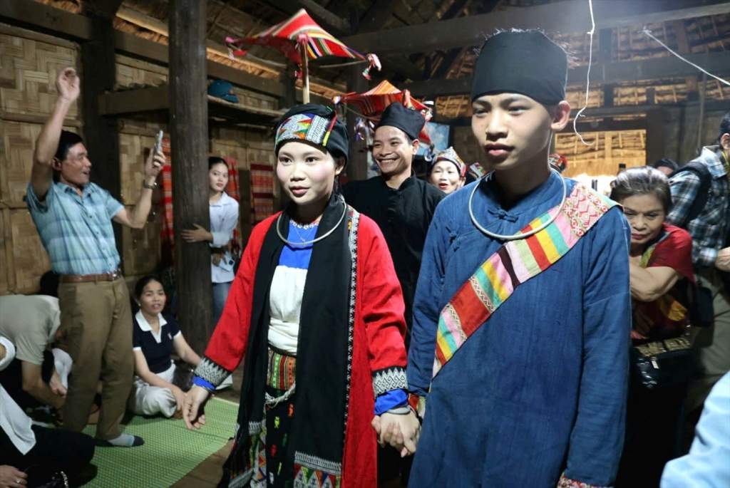 Жених и невеста в традиционных костюмах в день свадьбы.