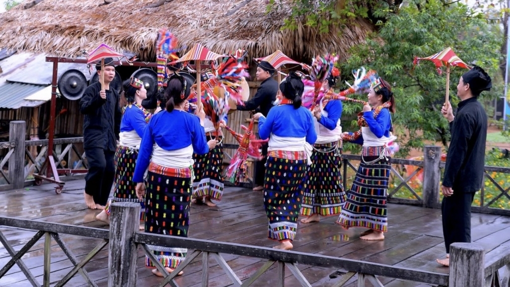 Родственники и жители деревни присоединяются к танцам, песням, чтобы отпраздновать счастье молодой пары