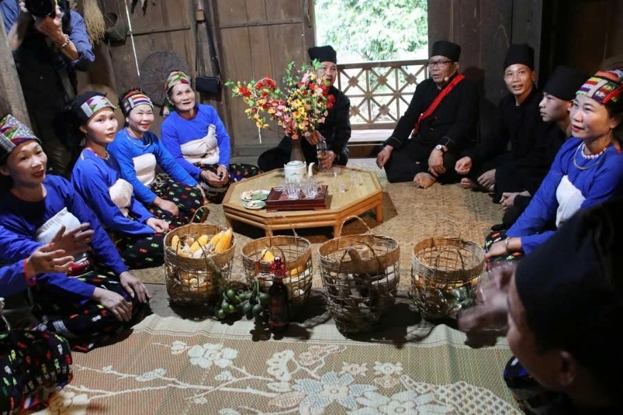 Пространство реконструкции обряда двойной свадьбы тайцев Тханьхоа привлекает многочисленных посетителей в культурно-туристическом комплексе народов Вьетнама.