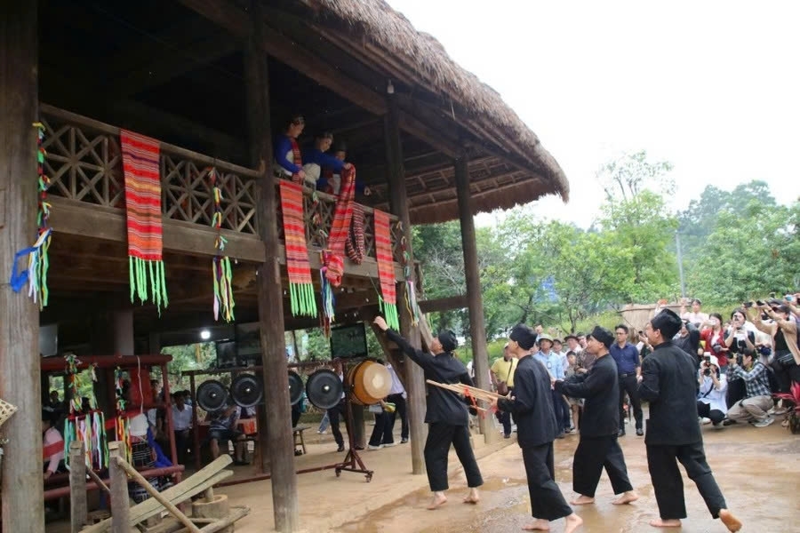 Молодые тайцы выражают чувства через традиционные песни и музыку.