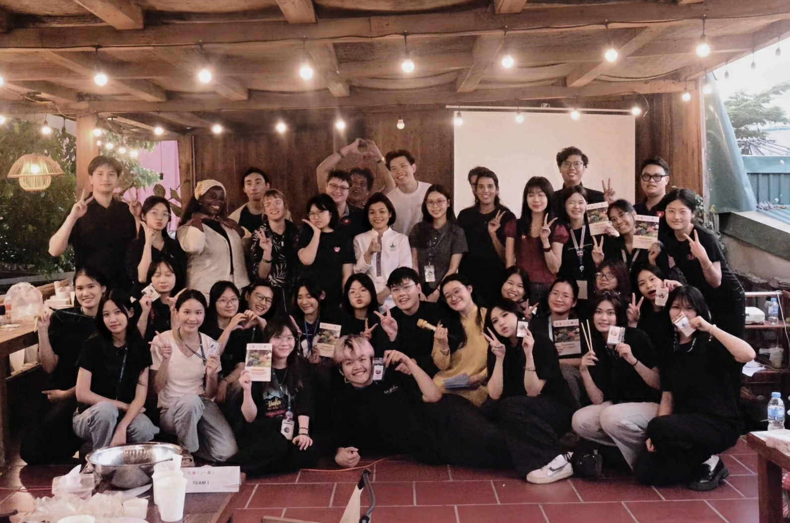 Организаторы и участники практического занятия «За пределами корзины». (Источник: Организационный комитет)