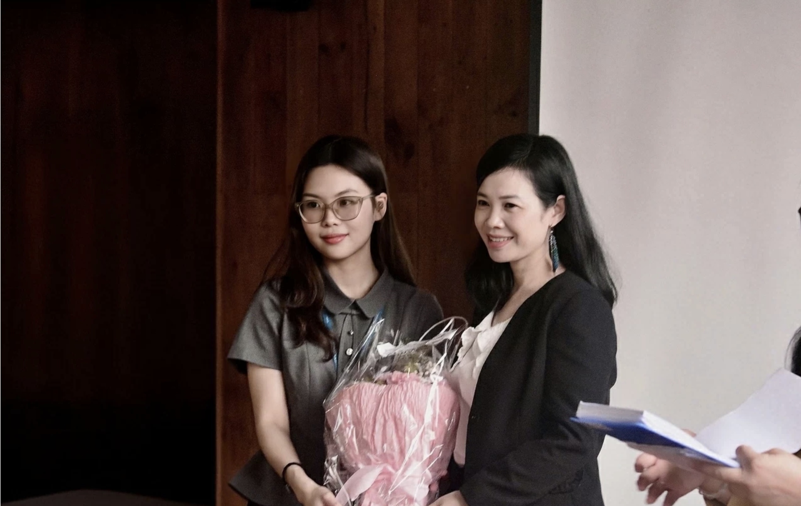 Руководитель проекта Дао Минь Чау вручает цветы преподавателю Ле Тхи Тхоа. (Источник: Организационный комитет)