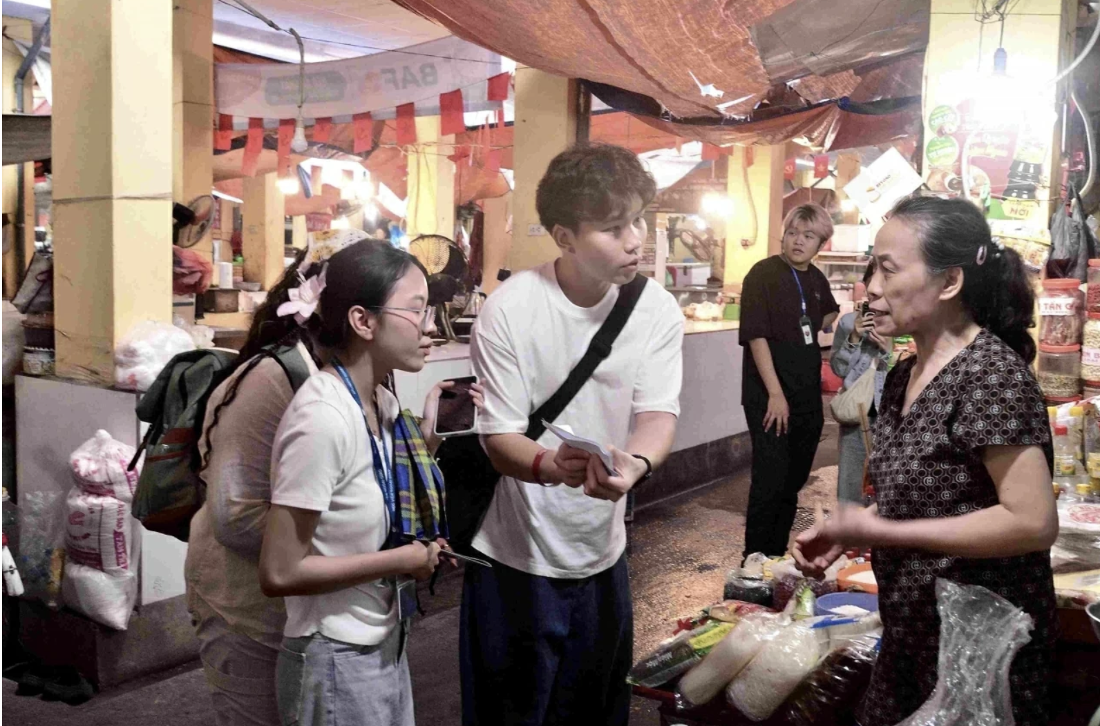 Участники выполняют практическое задание «За пределами корзины». (Источник: Организационный комитет)