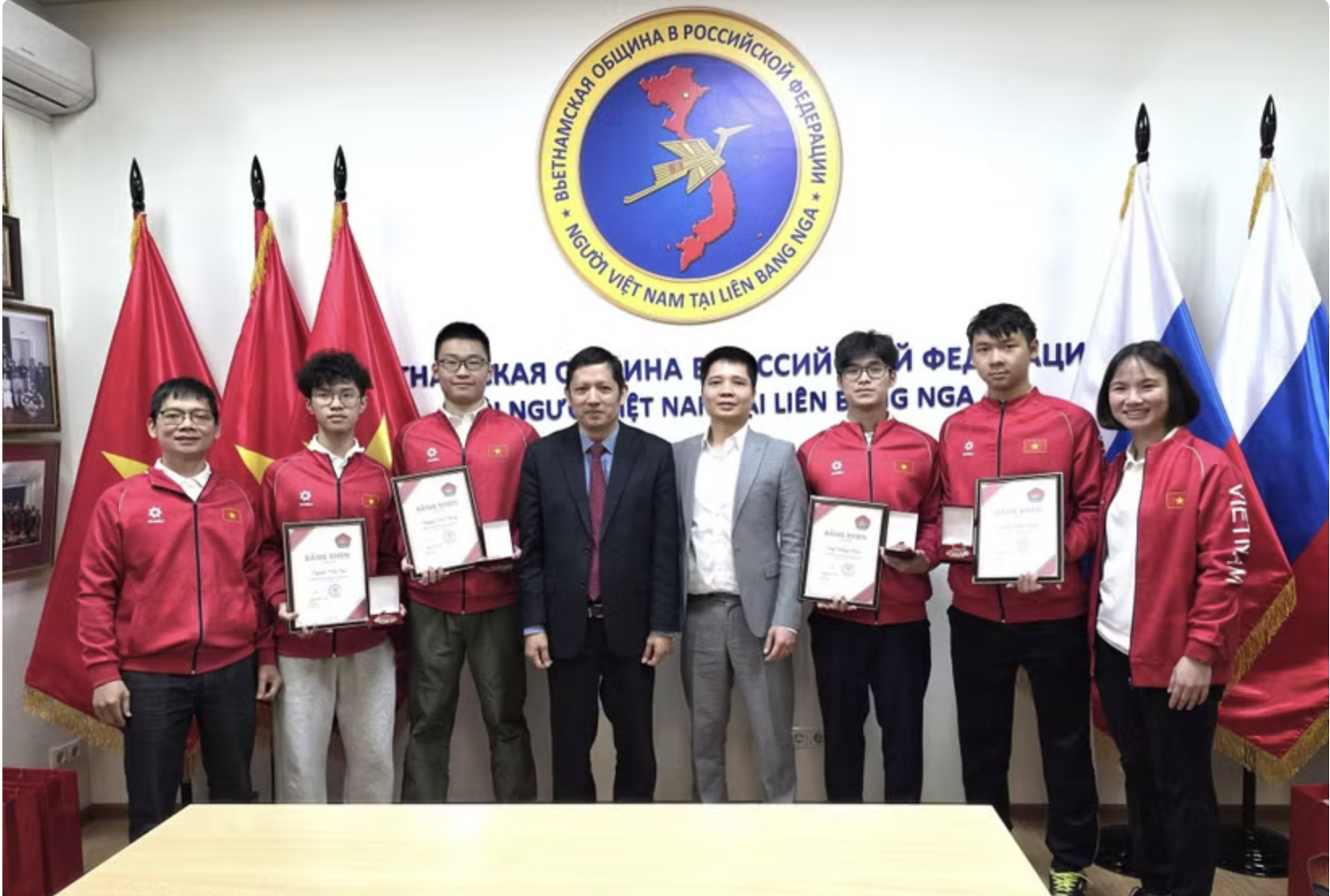 Делегация делает памятное фото после получения почётных грамот и памятных знаков фонда «Традиции и дружба». (Источник: Trần Hải/TTXVN)