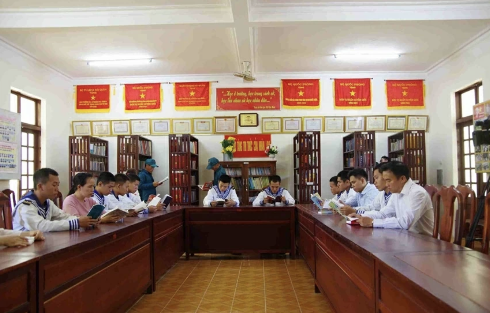 Распространение любви к книгам на острове Шонка в особом районе Чыонгша. (Фото: Тхань Ву)