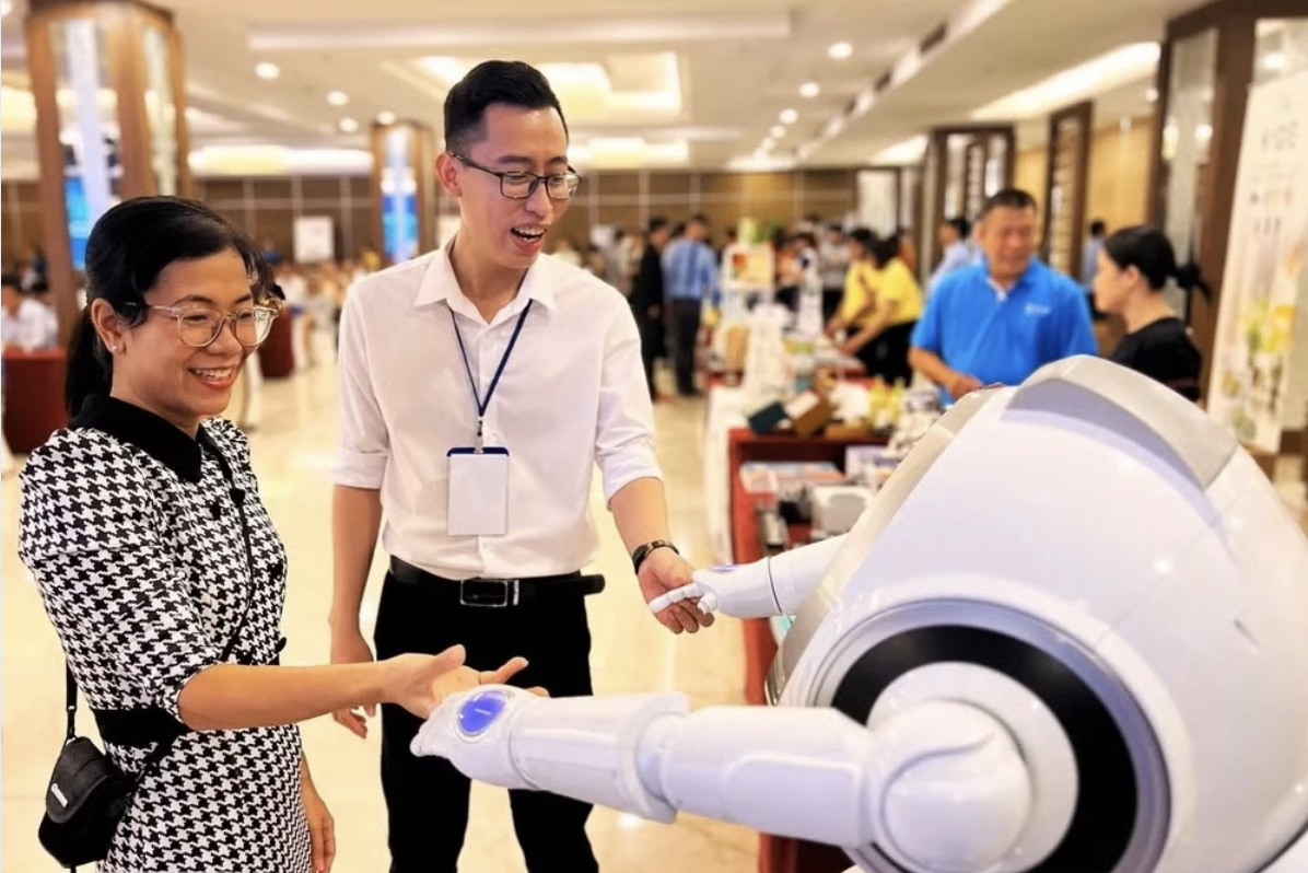 Взаимодействие с роботом. Фото: Ань Тует — TTXVN.