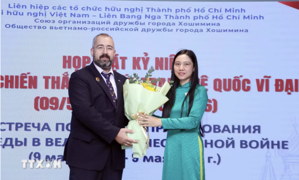 Ха Тхань вручает цветы генеральному консулу России в Хошимине Тимуру Серожевичу Садыкову. (Фото: Суан Кху / TTXVN)