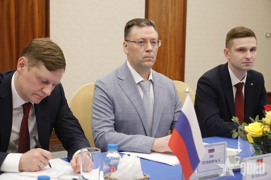 Николай Васильевич Петраков на переговорах.