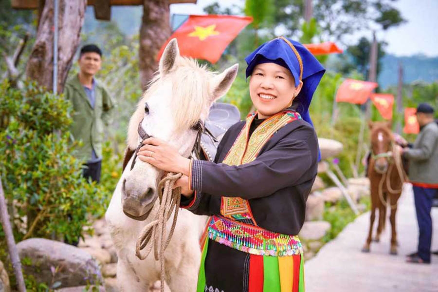 Гид из народа зао на ферме Kỳ Thượng Am Váp Farm. Источник фото: Электронный информационный портал провинции Куангнинь. Гид из народа зао на ферме Kỳ Thượng Am Váp Farm. Источник фото: Электронный информационный портал провинции Куангнинь.