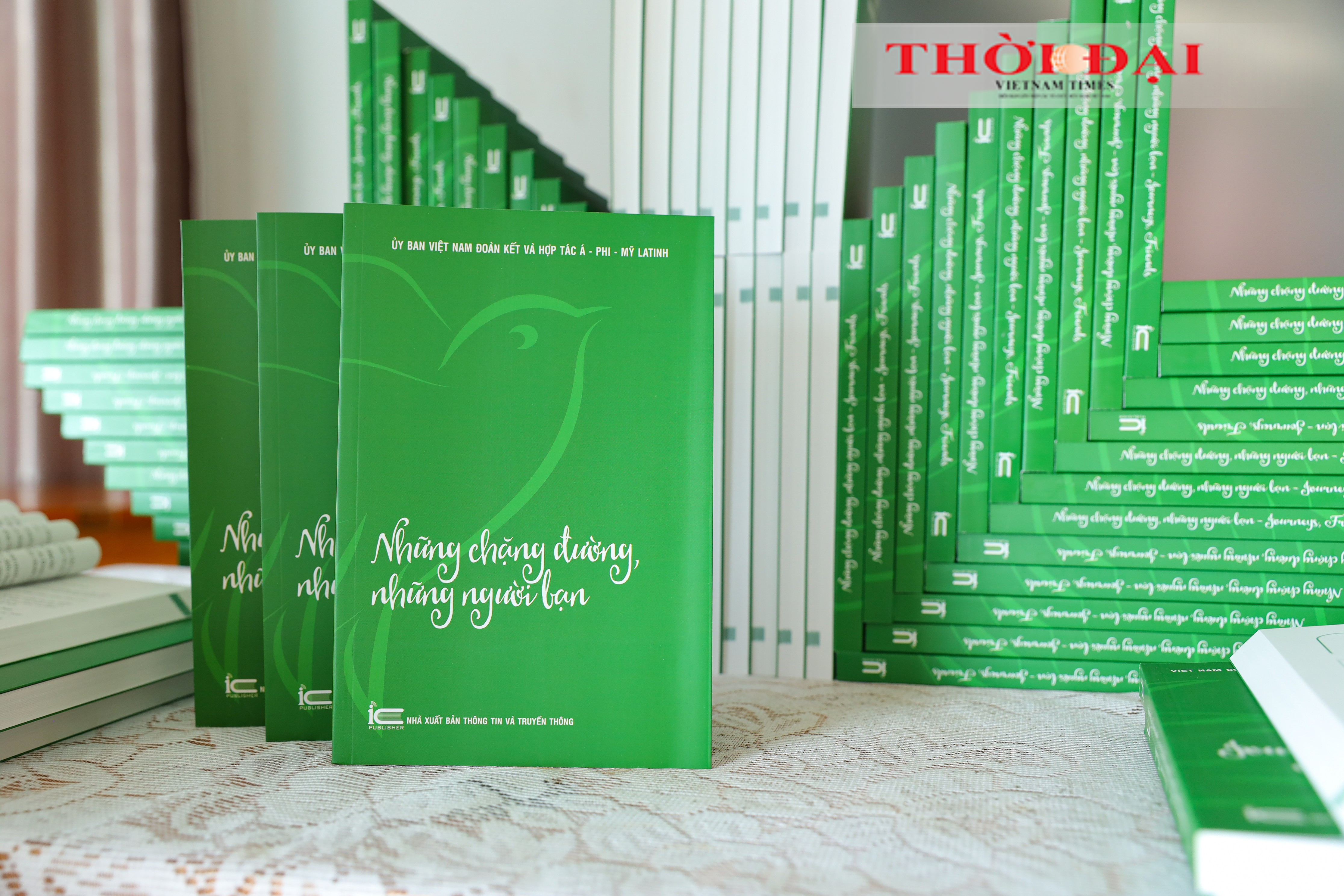Книга напечатана на двух языках: на вьетнамском и английском языках, её объем превышает 300 страниц. (Фото: Динь Хоа)