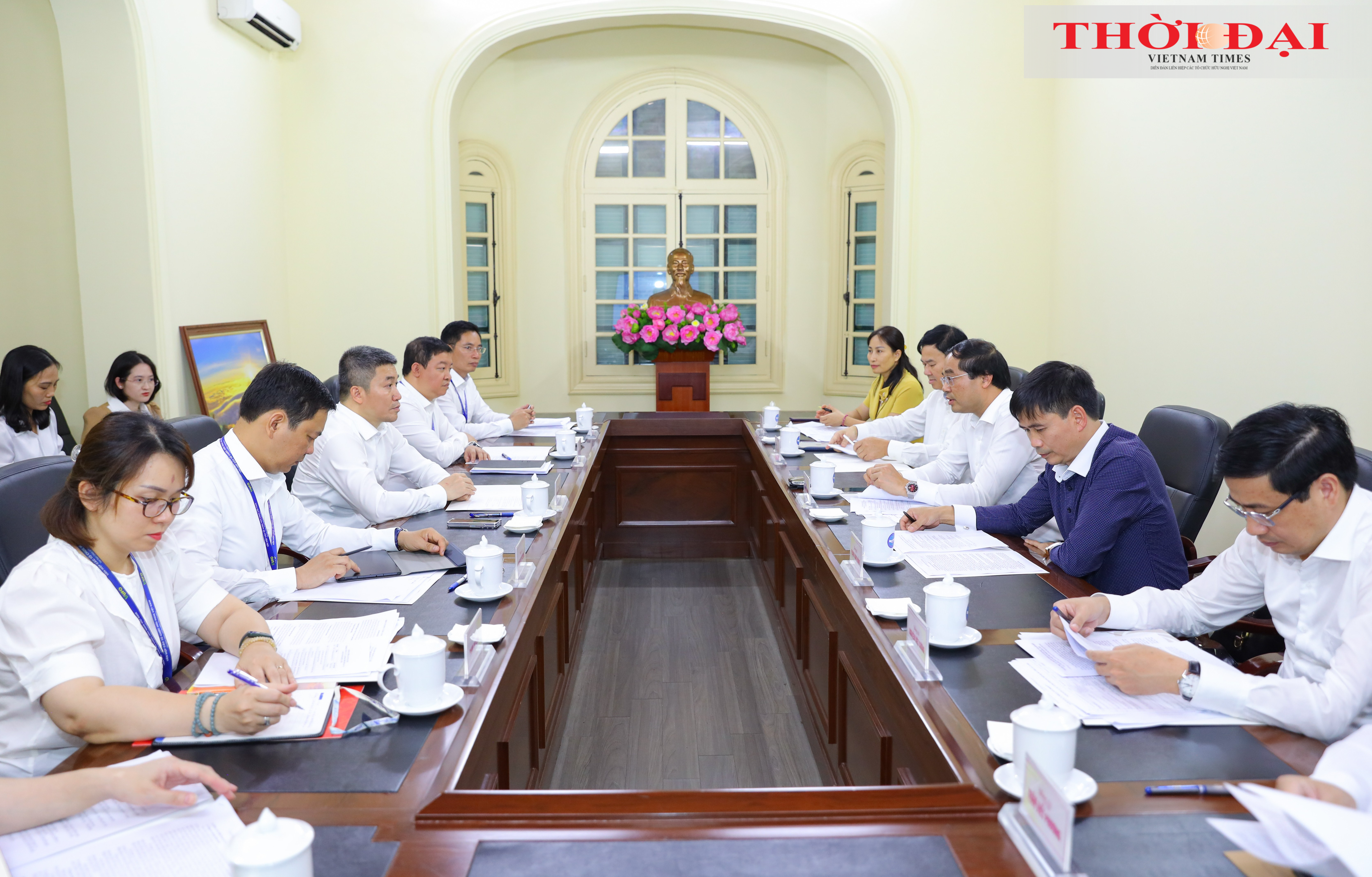 Президент Союза организаций дружбы Вьетнама Фан Ань Шон работает с делегацией провинции Лаокай. (Фото: Динь Хоа)