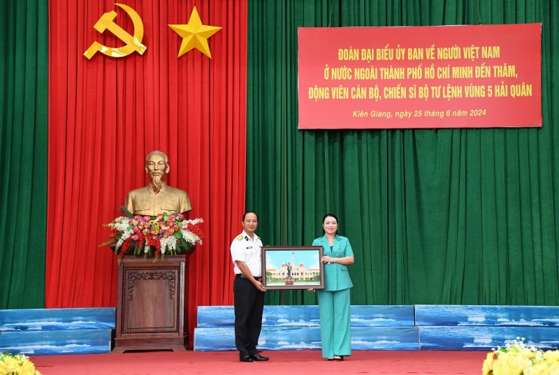 Ву Тхи Хюинь Май от имени делегации комитета по делам вьетнамцев за рубежом в городе Хошимине подарила сувенир 5-му региональному командованию ВМС. (Фото: Ван Динь)