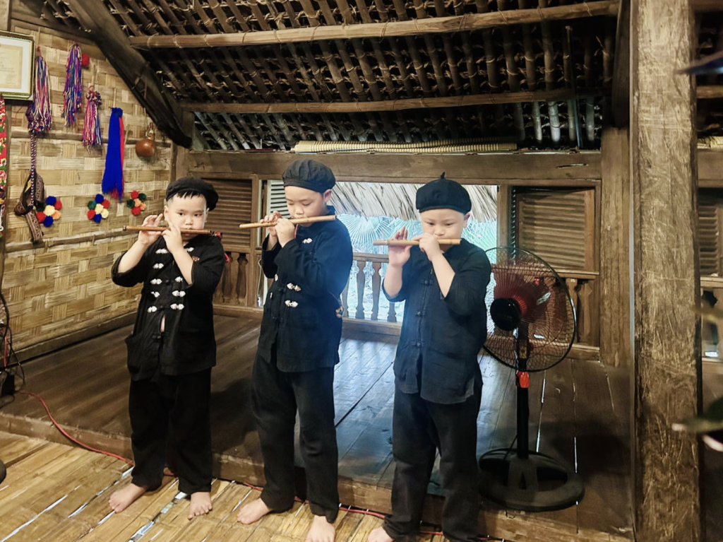 Дети народа тай исполняют традиционные мелодии на флейте. Источник: Thùy Dương. Дети народа тай исполняют традиционные мелодии на флейте. Источник: Thùy Dương.