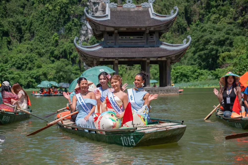 Участницы Miss Multicultural World 2026 с интересом знакомятся с наследием Чангана. (Фото: внештатный корреспондент/Vietnam+) Участницы Miss Multicultural World 2026 с интересом знакомятся с наследием Чангана. (Фото: внештатный корреспондент/Vietnam+)