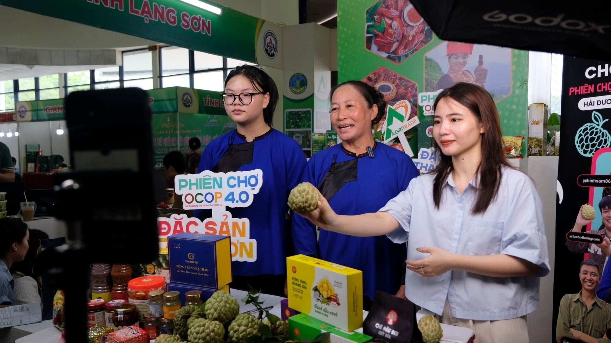 Фермеры Лангшона на «Ярмарке OCOP 4.0». (Фото: газета «Нянзан») Фермеры Лангшона на «Ярмарке OCOP 4.0». (Фото: газета «Нянзан»)