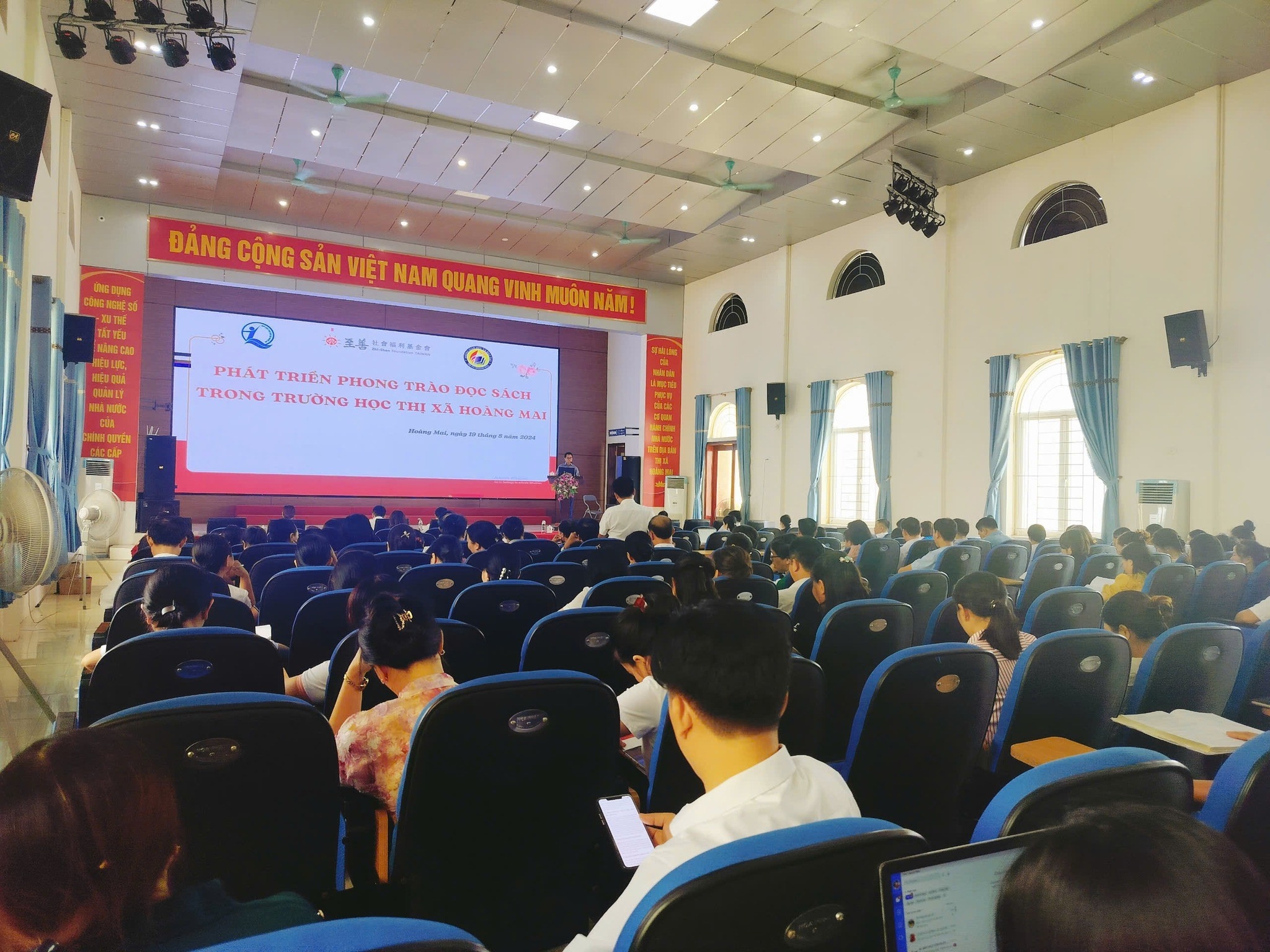 Почти 200 человек приняли участие в тренинге. (Фото: Zhi Shan Foundation)