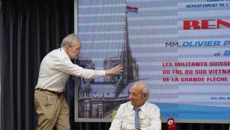Швейцарские друзья и вьетнамский флаг на вершине Собора Парижской Богоматери
