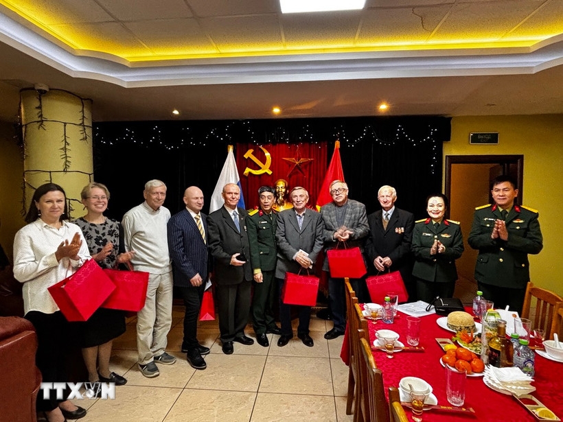 Полковник, писатель Нгуен Бинь Фуонг, главный редактор военно-литературного журнала, вице-президент Ассоциации писателей Вьетнама (middle), выразил благодарность историческим свидетелям. (Фото: Там Ханг/TTXVN) 