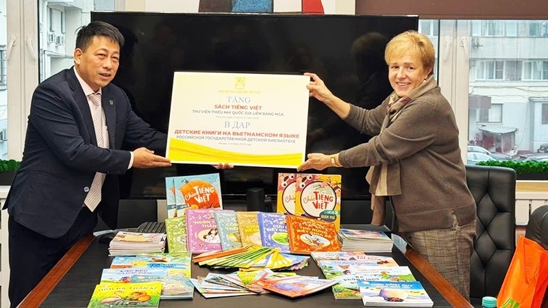 Вручил вьетнамские книги и рассказы Национальной детской библиотеке Российской Федерации. Вручил вьетнамские книги и рассказы Национальной детской библиотеке Российской Федерации.