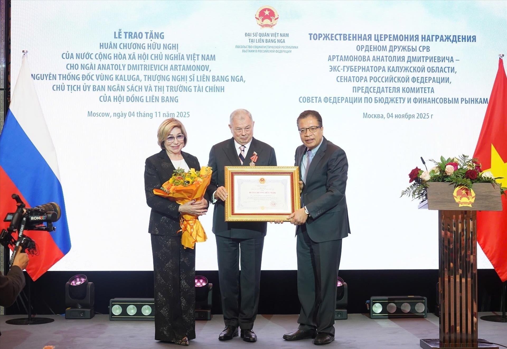 Анатолий Дмитриевич Артамонов и его супруга получили ордена дружбы Социалистической Республики Вьетнам. Фото: Tran Hai-PV TTXVN в России Анатолий Дмитриевич Артамонов и его супруга получили ордена дружбы Социалистической Республики Вьетнам. Фото: Tran Hai-PV TTXVN в России